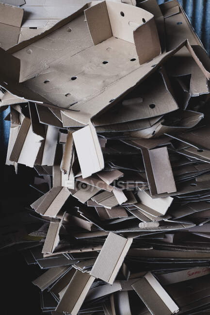 Primo piano di un mucchio di scatole di cartone sgualcite in una fattoria. — Foto stock