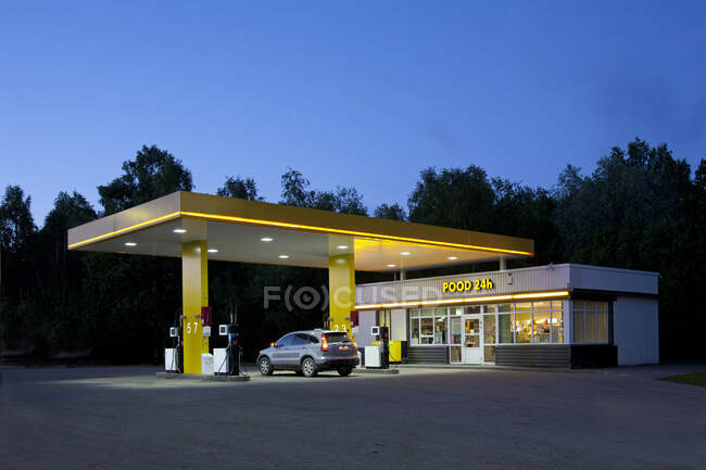 Газова станція, заправка на дорозі в сутінках.. — стокове фото