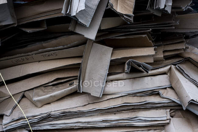 Fechar de uma pilha de caixas de papelão velhas achatadas. — Fotografia de Stock