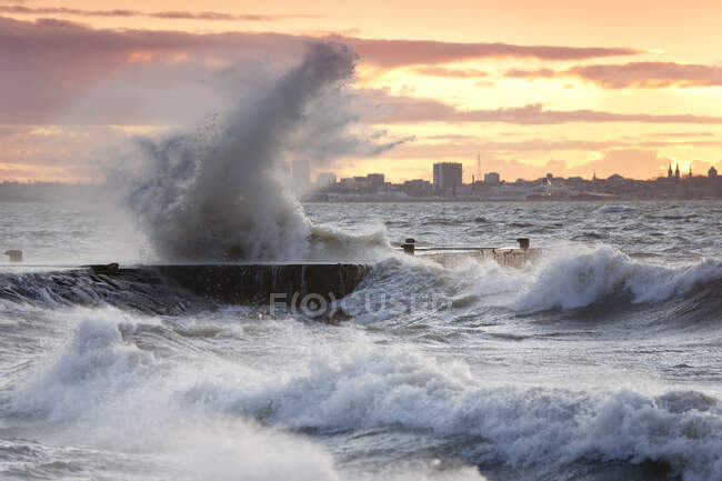 Una tormenta meteorológica en el Mar Báltico, olas que se estrellan sobre un muelle - foto de stock