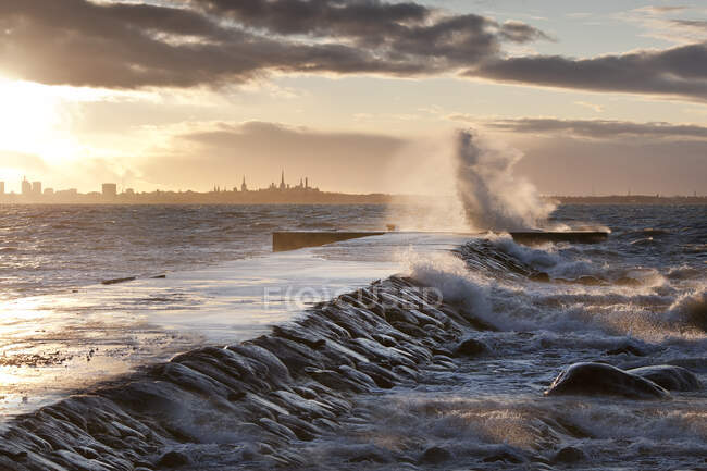 A weather storm in the Baltic Sea, waves crashing over a pier — Photo de stock