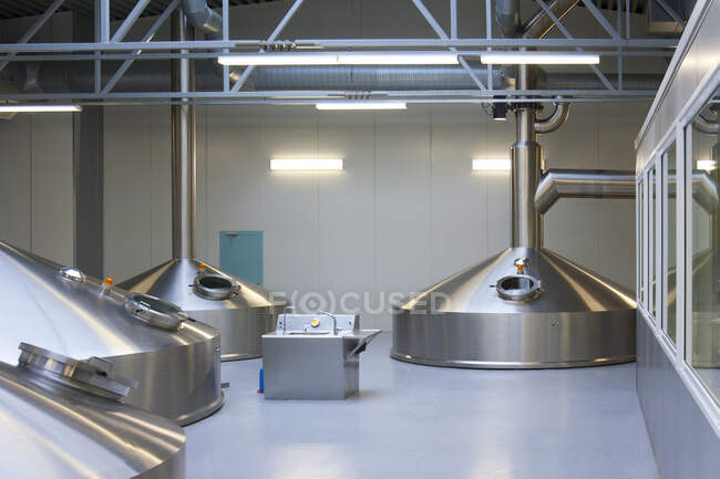 Interior of brewery, large steel storage tanks for brewing beer. — Foto stock