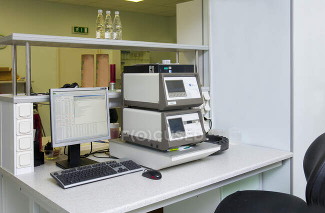 Laboratorio con equipo científico para probar y analizar productos, industria de bebidas, Cata y salud y seguridad. - foto de stock