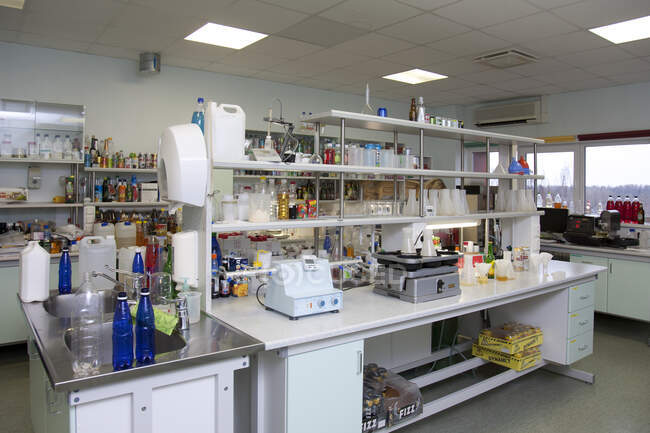 Laboratory with scientific equipment to test and analyse products, drinks industry, Tasting and health and safety. — Fotografia de Stock