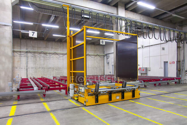 Warehouse,and distribution centre for goods, drinks industry. Steel platforms and pallets — Stock Photo