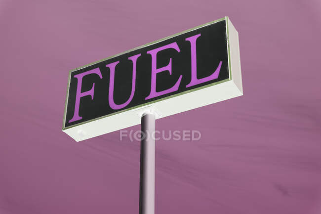 Знак FUEL для заправки, фиолетовый фон — стоковое фото