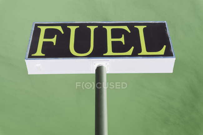 Знак FUEL для заправки, зеленый фон и надпись — стоковое фото