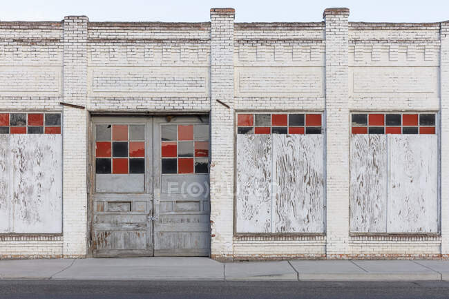 A boarded up building, a closed business on Main Street. — Foto stock