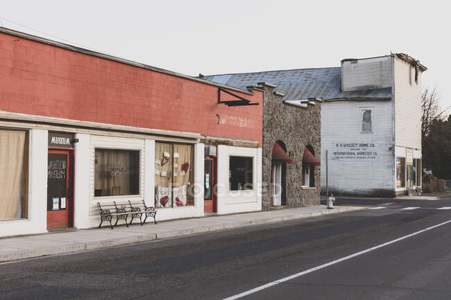 Buildings on Main Street, businesses boarded up — Foto stock