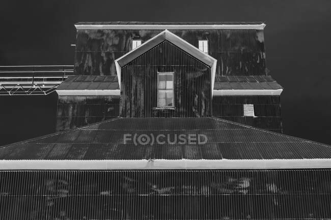 Imagen en blanco y negro de los techos de silo de grano - foto de stock
