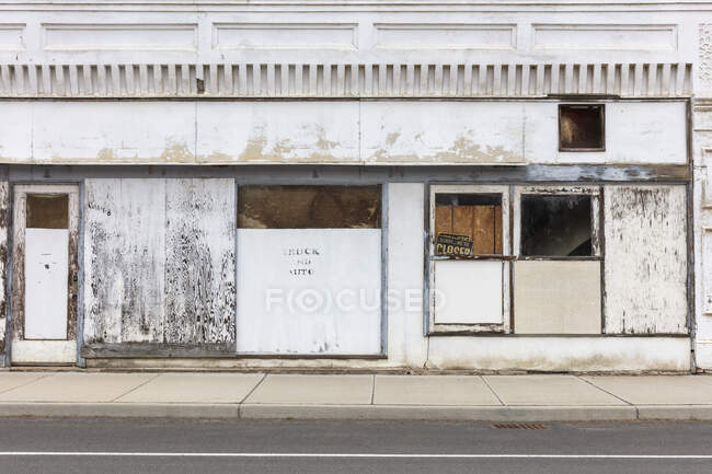 Abandoned storefronts and buildings on a deserted main street — Fotografia de Stock