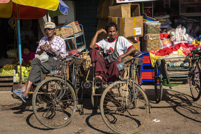 Conductores de Rickshaw se relajan en Yangon, Myanmar - foto de stock