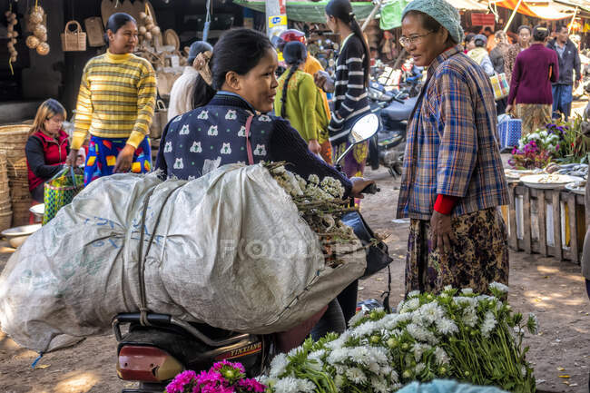 Frische- und Blumenmarkt in Yangon, Myanmar — Stockfoto