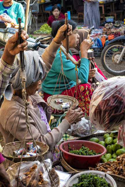 Mercado de alimentos frescos en Yangon, Myanmar - foto de stock