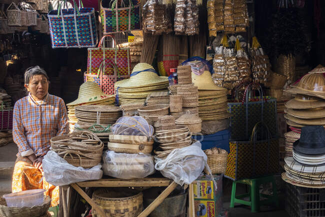 Капелюхи і сумки стоять на відкритому ринку в Янгоні (М 