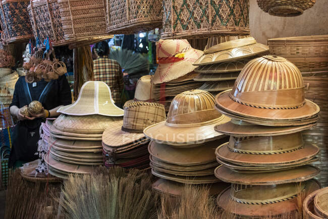 Sombreros y bolsos se detienen en el mercado al aire libre en Yangon, Myanmar - foto de stock