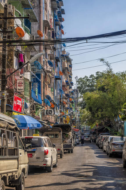 Ocupada calle en el centro de Yangon, Myanmar - foto de stock