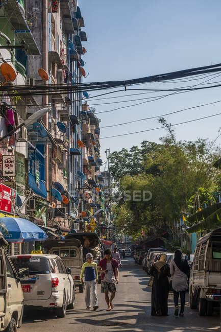 Strada trafficata nel centro di Yangon, Myanmar — Foto stock