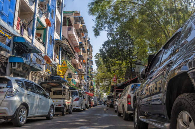 Rue animée au centre-ville de Yangon, Myanmar — Photo de stock