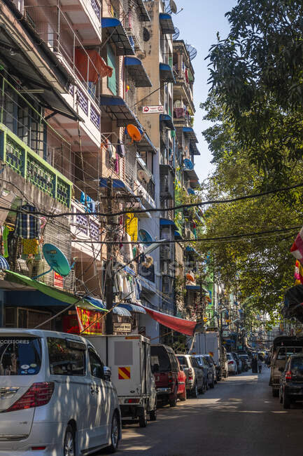 Busy street in downtown Yangon, Myanmar — Stock Photo