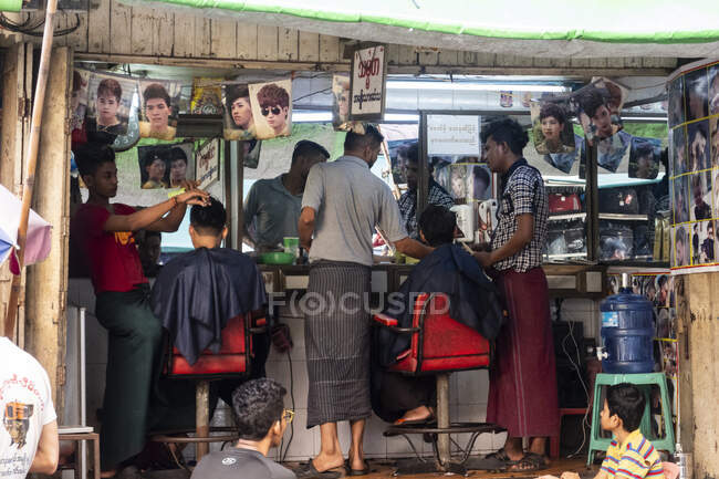 Geschäftige Friseure in Yangon, Myanmar — Stockfoto