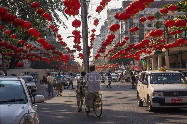 Strada trafficata nel centro di Yangon decorata con lanterne cinesi rosse in preparazione alle celebrazioni del capodanno cinese Myanmar — Foto stock