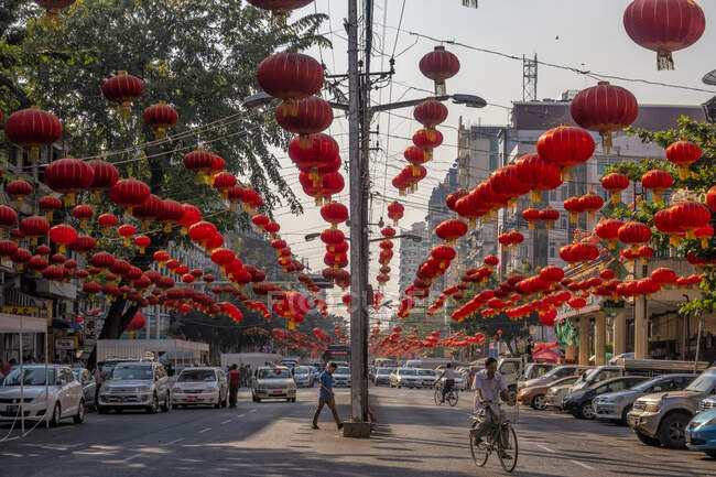 Eine belebte Straße in der Innenstadt von Rangun, geschmückt mit roten chinesischen Laternen zur Vorbereitung auf das chinesische Neujahrsfest Myanmar — Stockfoto