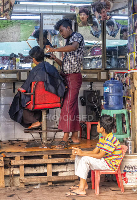 Cabeleireiros ocupados em Yangon, Myanmar — Fotografia de Stock