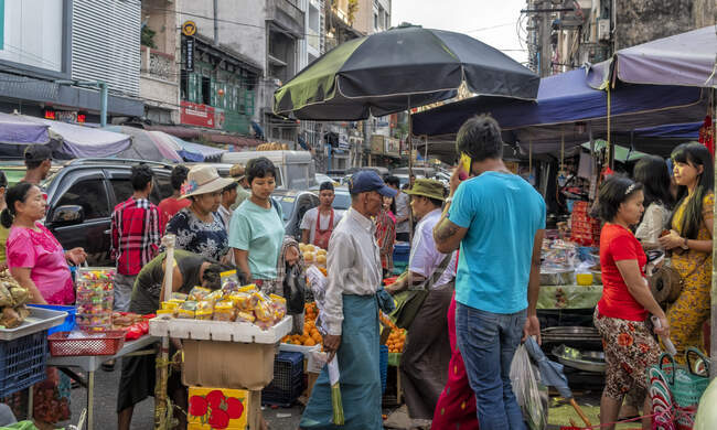 Folle in una strada a Yangon, bancarelle del mercato alimentare. — Foto stock
