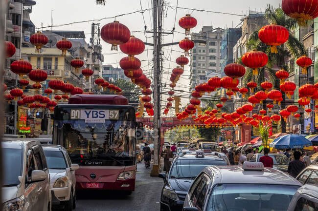 Rue animée au centre-ville de Yangon décorée de lanternes chinoises rouges en préparation des célébrations du Nouvel An chinois Myanmar — Photo de stock