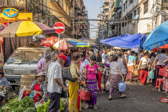 Busy street market in Yangon Myanmar — Stock Photo