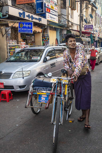 Rickshaw driver in Yangon, Myanmar — Stock Photo