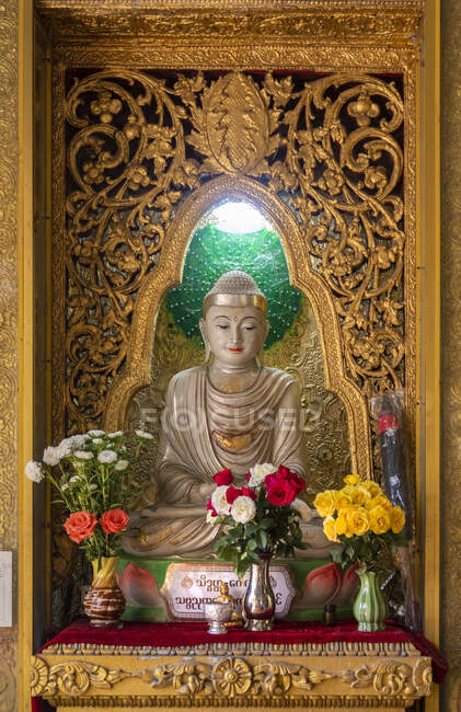 Statue in Chaukhtatgyi Buddha Temple, Yangon, Myanmar — Stock Photo