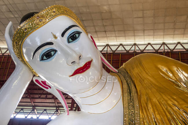 Reclinación de Buddha en Chaukhtatgyi Buddha Temple ubicado en Rangún, Myanmar - foto de stock