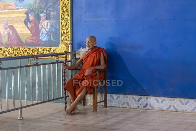 Старый буддийский монах отдыхает в храме Будды Чаухтатгьи, Янгон, Мьянма — стоковое фото