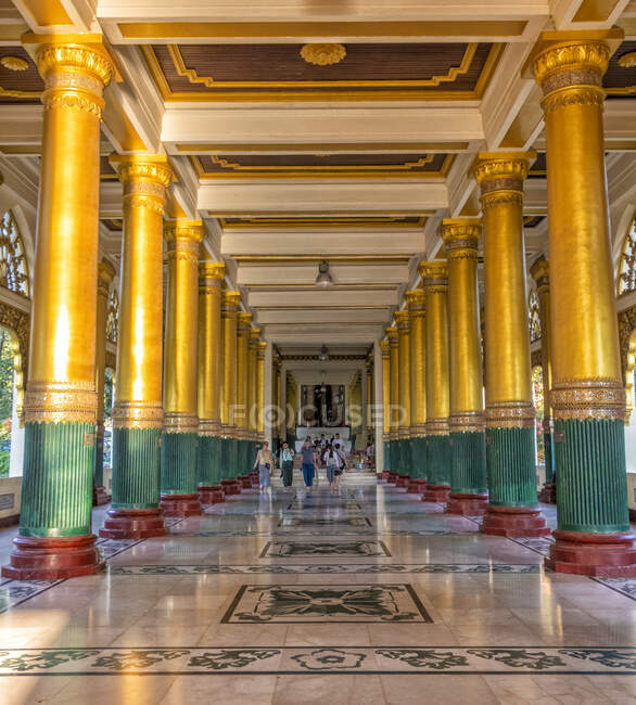 Золотые столбы внутри пагоды Шведагон в историческом храмовом комплексе, Янгон, Мьянма — стоковое фото