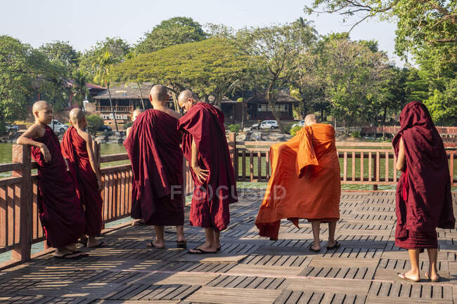 Monaci buddisti nel tempio di Buddha Chaukhtatgyi, Rangoon / Myanmar — Foto stock