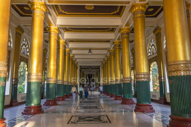 Golden pillars inside Shwedagon Pagoda in historic Temple Complex, Yangon, Myanmar — Stock Photo