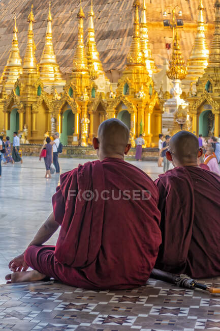 Monges budistas olhando para o Pagode Shwedagon no histórico Complexo do Templo, Rangum, Mianmar — Fotografia de Stock