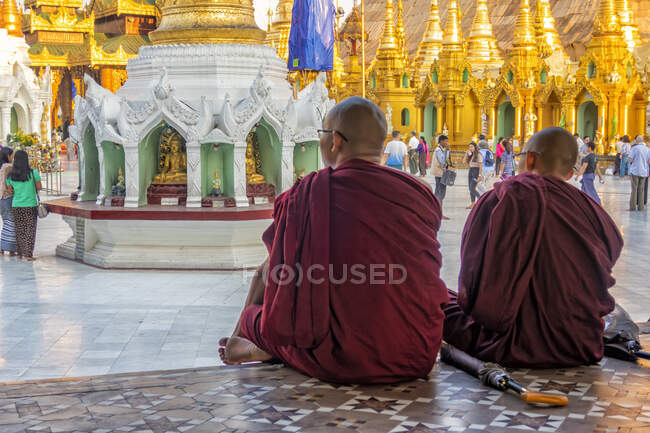 Buddhistische Mönche betrachten die Shwedagon-Pagode im historischen Tempelkomplex, Yangon, Myanmar — Stockfoto