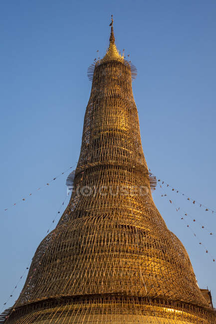 Andaimes de bambu em torno do Pagode Shwedagon, Mianmar, Rangum. — Fotografia de Stock
