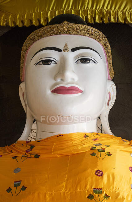 Buddha-Bild in der Shwedagon-Pagode, Yangon, Myanmar — Stockfoto