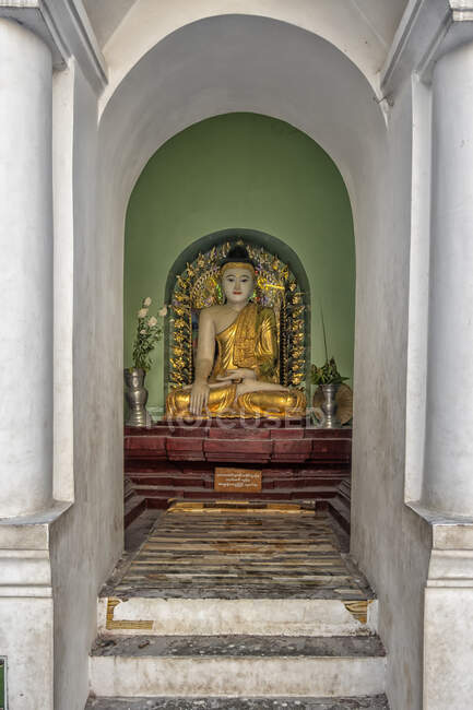 Estatua de Buda en Shwedagon Pagoda, Yanngon, Myanmar - foto de stock