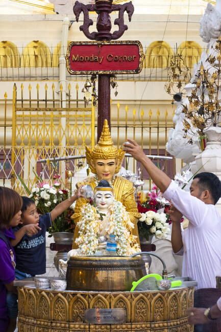 Buddisti che eseguono rituali Lunedi all'angolo, Shwedagon Pagoda, Rangoon / Yangon, Myanmar — Foto stock