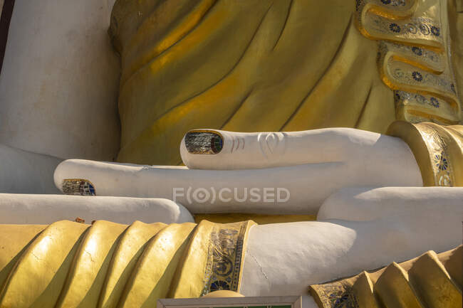 Руки большой статуи Будды в пагоде Кяик Пун небольшой буддийский монастырь недалеко от города Баго, Мьянма — стоковое фото