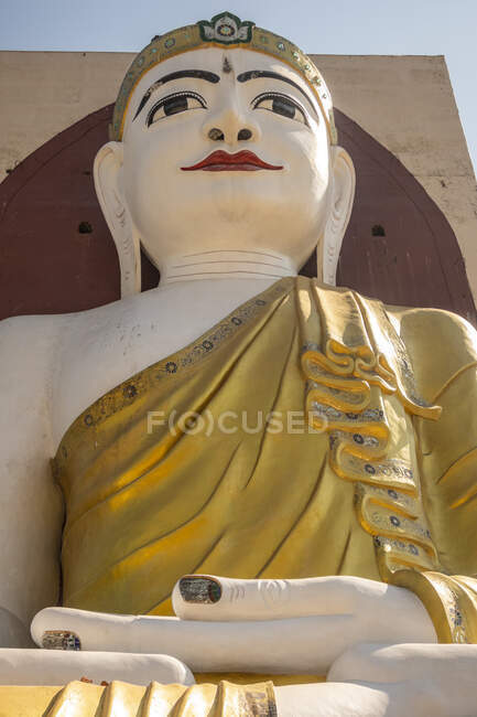 A grande estátua de Buda no Kyaik Pun Pagoda um pequeno mosteiro budista perto da cidade de Bago, Mianmar — Fotografia de Stock