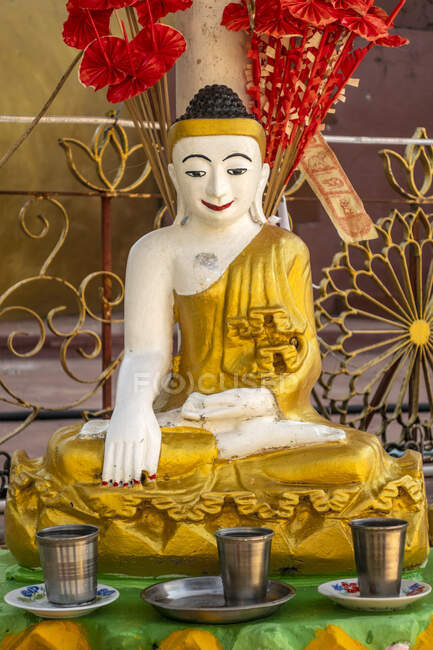 Viel Glück, indem Sie Wasser über den Kopf der Buddha-Statue gießen, Myanmar — Stockfoto