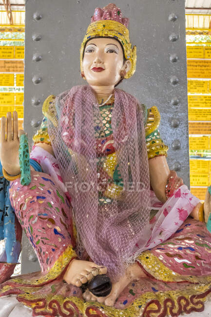 Statue de Bouddha dans le temple de Bouddha Chaukhtatgyi, Myanmar — Photo de stock