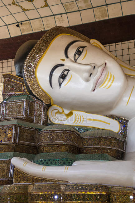 Liegende Buddha-Statue im Chaukhtatgyi Buddha Tempel, Myanmar — Stockfoto