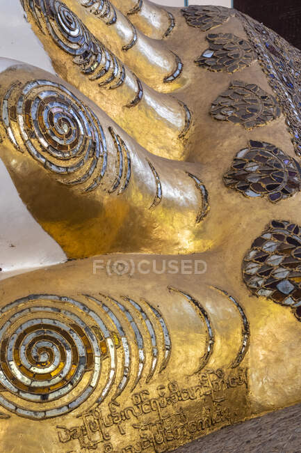 Grande pé dourado de Buda reclinável em Rangon, Mianmar — Fotografia de Stock